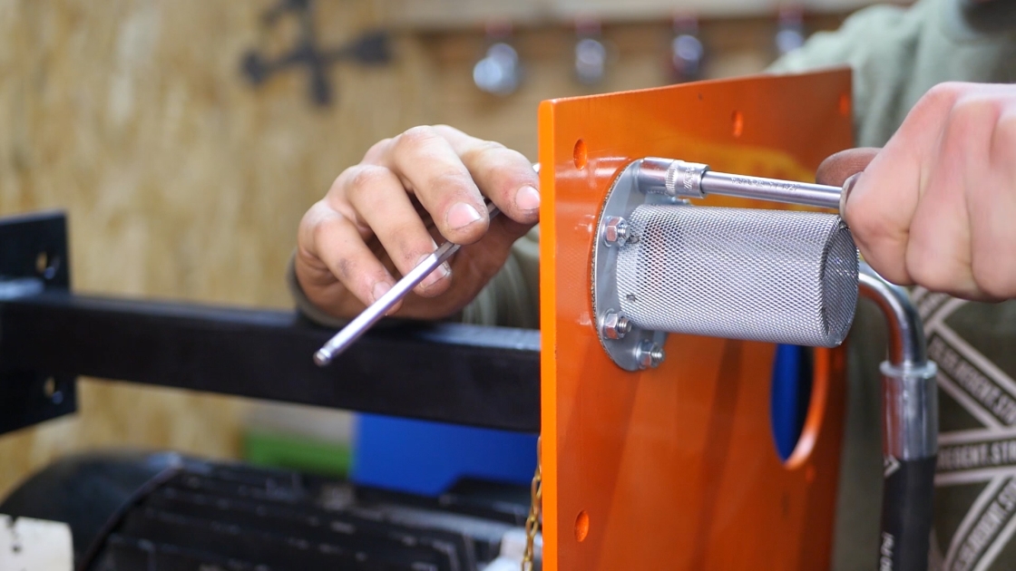 Screwing the sieve to the oil filler